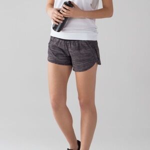 Lululemon Tracker Short IV 4way Strech 4’ Bit Point Ice Grey Black Size 10